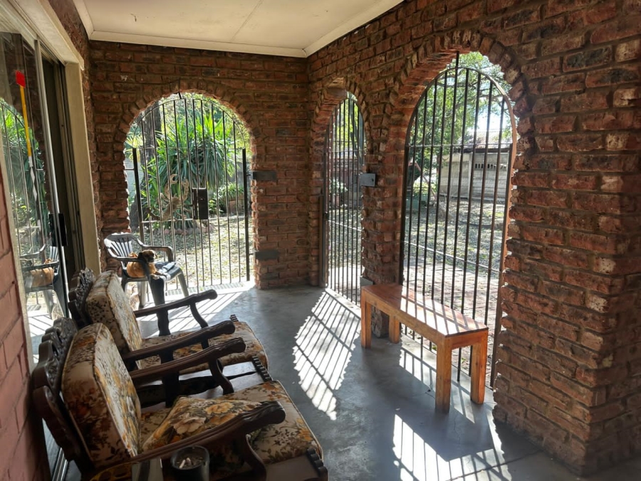 6 Bedroom Property for Sale in Oos Einde North West